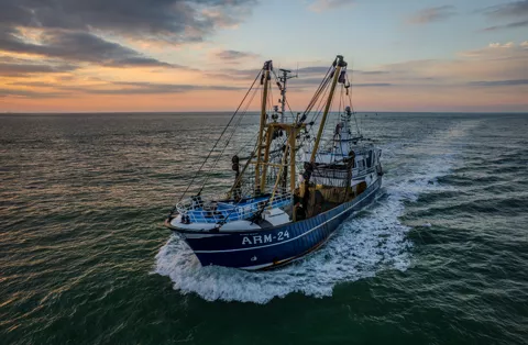 Viskotter ARM-24 op open zee