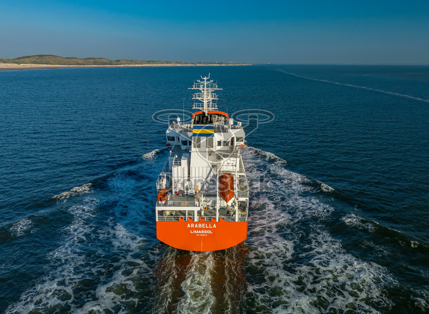 Achteraanzicht van het vrachtschip Arabella op zee bij Zoutelande