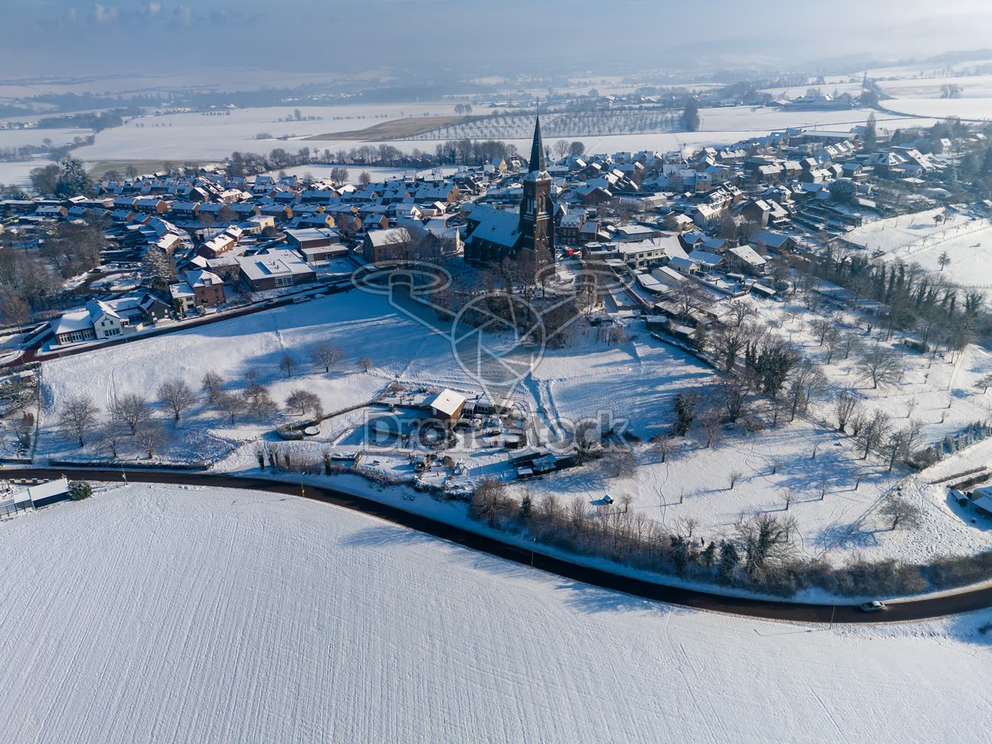 Besneeuwd Vijlen in het Limburgse heuvellandschap