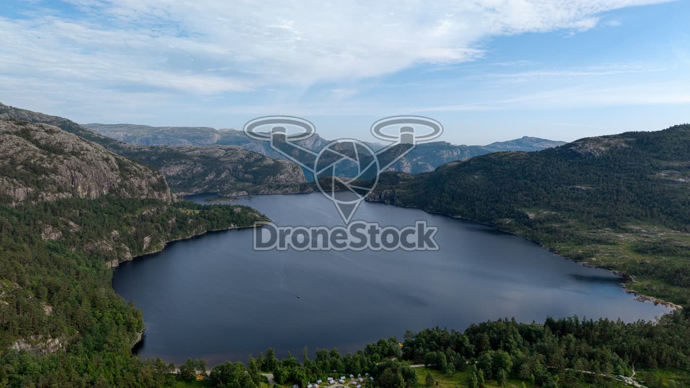 Vatne fjord en rotswanden