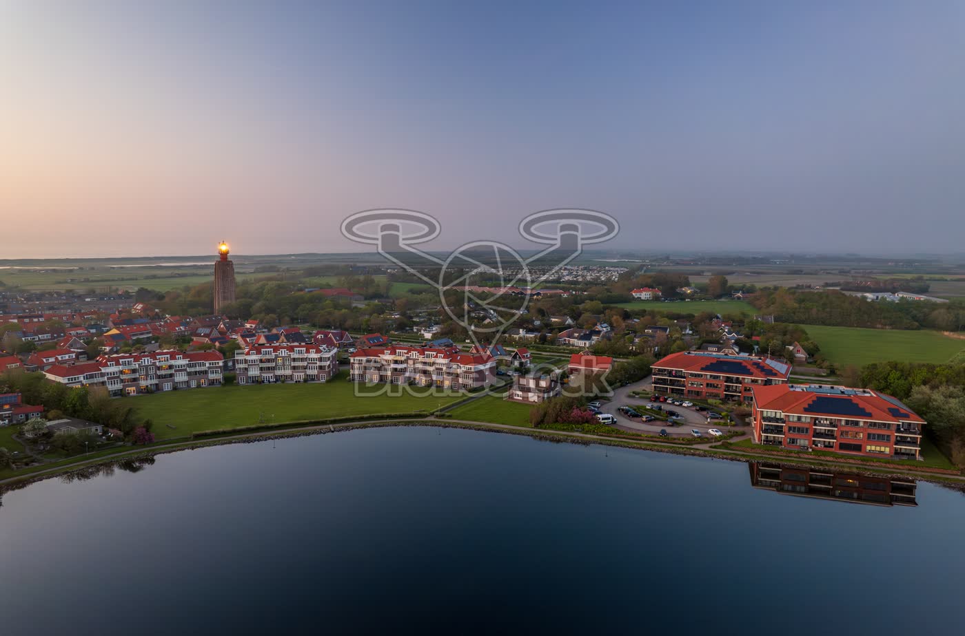 Westkapelle met de kreek en verlichte vuurtoren Het Hoge Licht