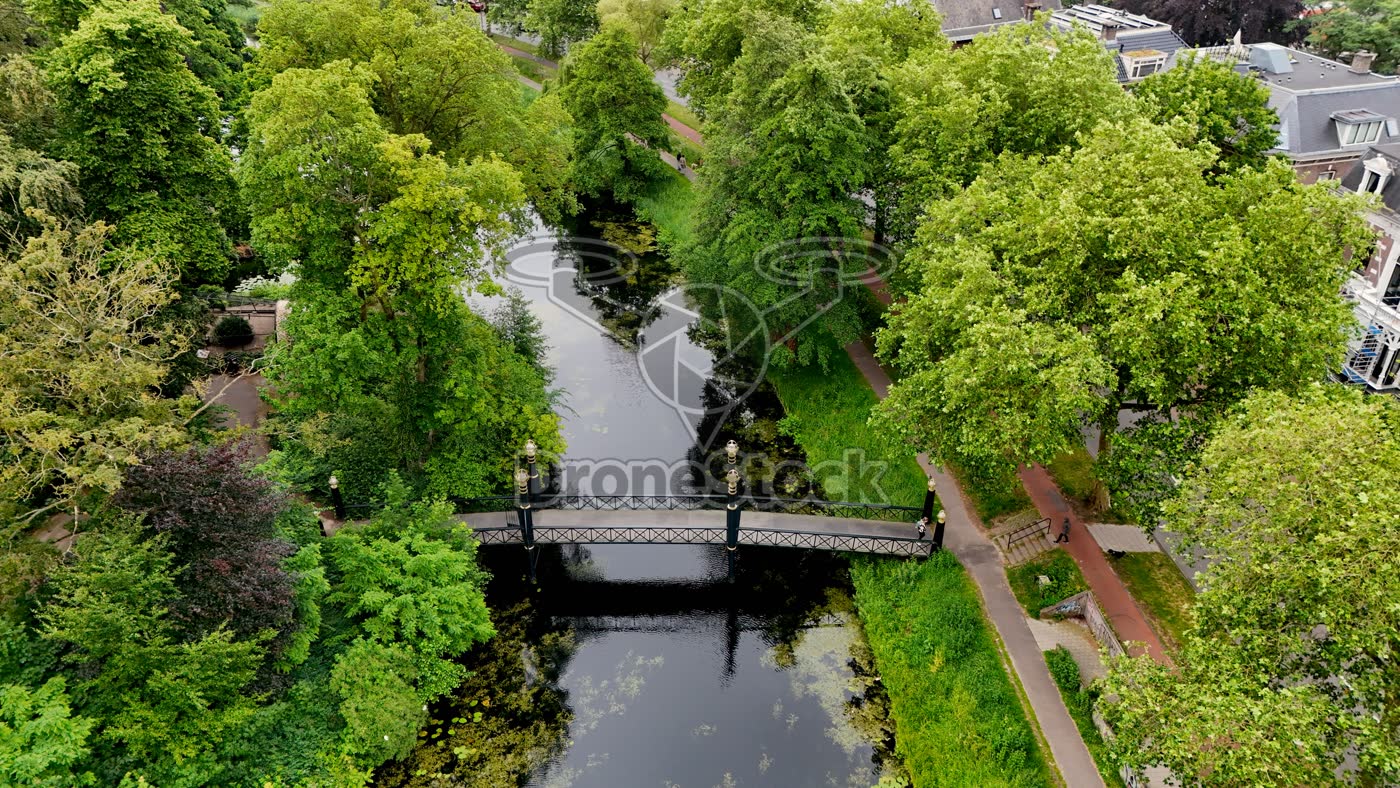 Voetgangersbrug in park Deventer