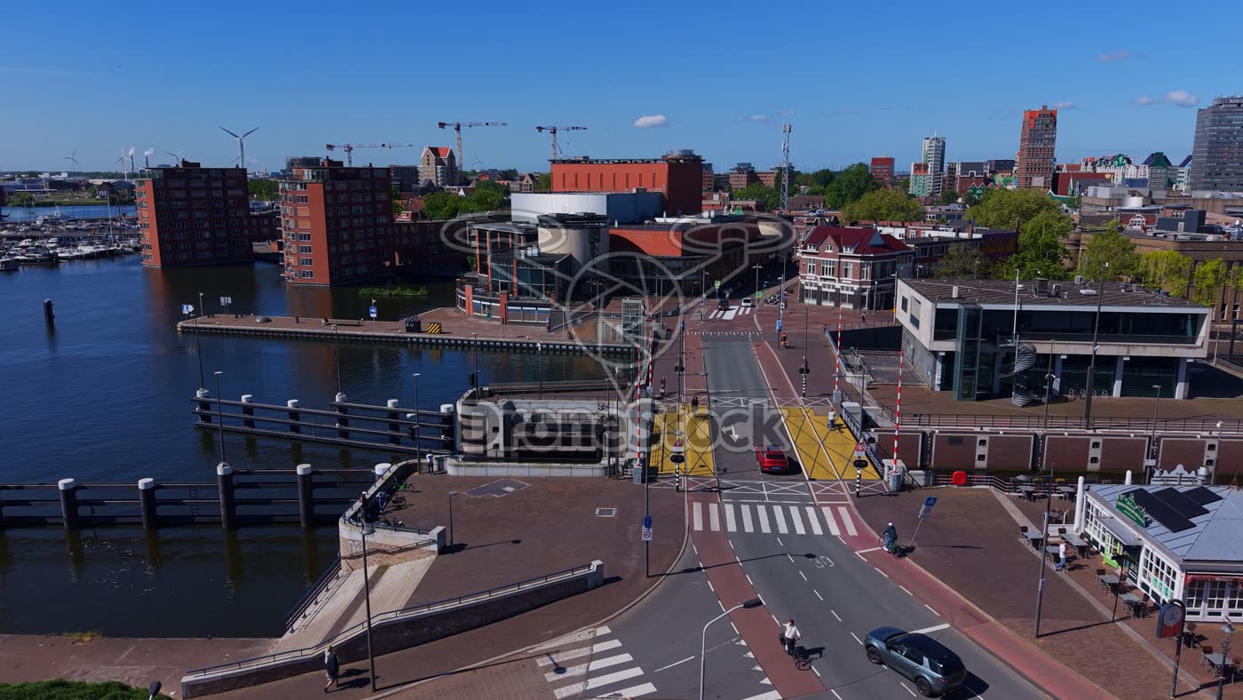 Wilhelminasluis aan de Zaan met Zaantheater