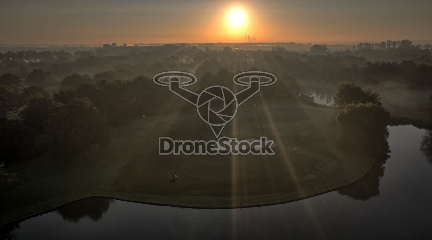 Mistige ochtend boven de golfbaan van Cromstrijen