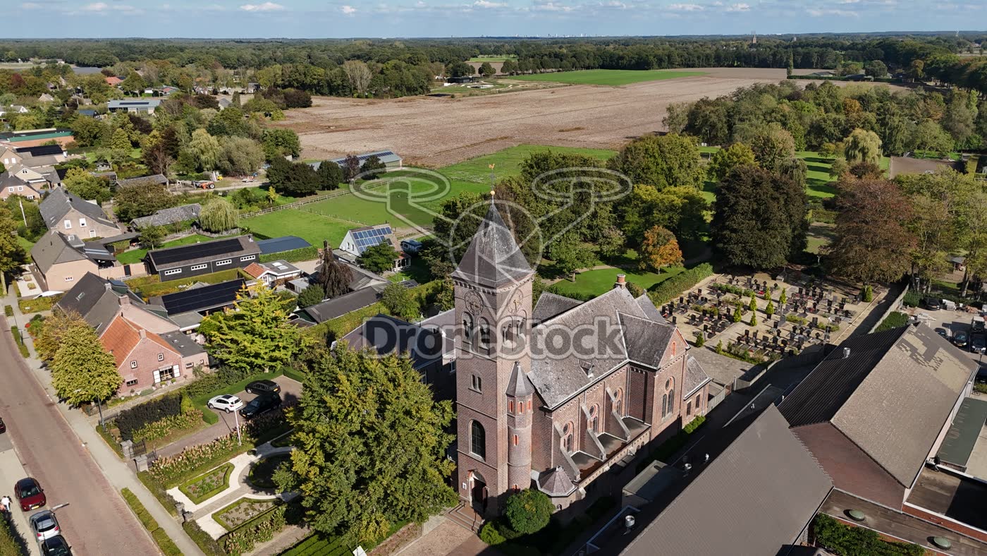 Kerk en kerkhof in Casteren