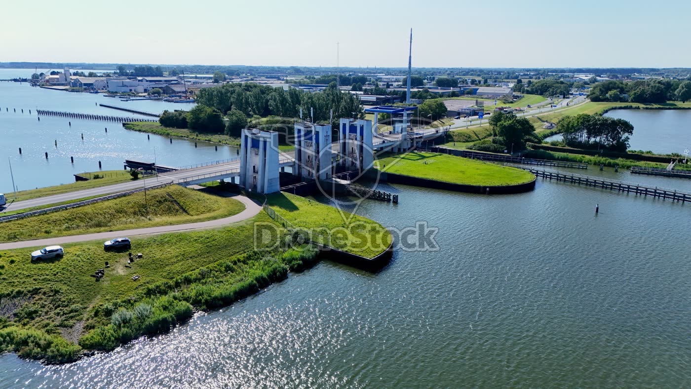 Sluis en brug bij Lelystad