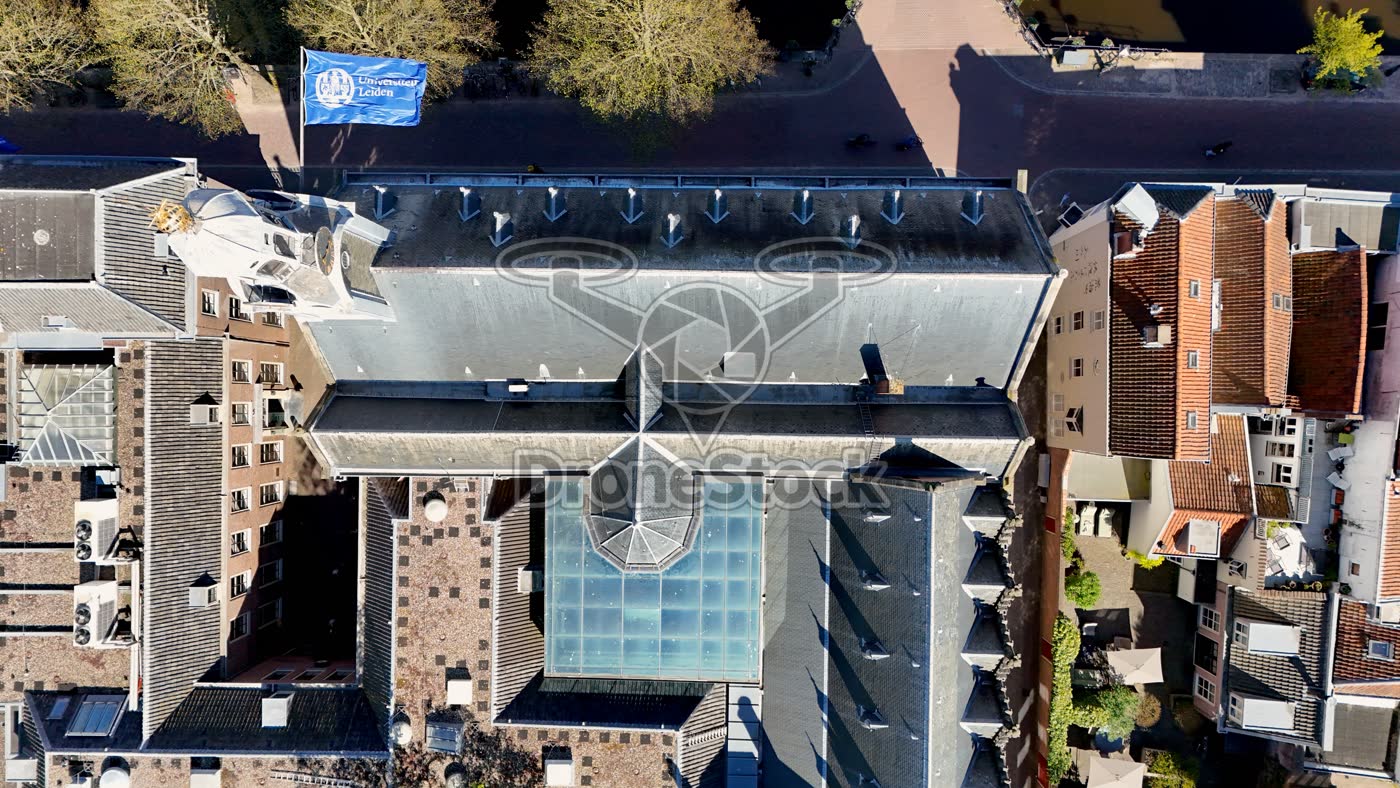 Universiteitsgebouw Leiden met blauwe vlag
