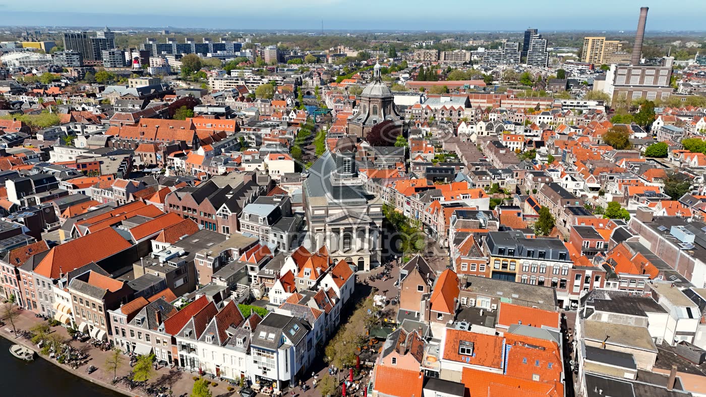 Hartebrugkerk en stadsgezicht in Leiden