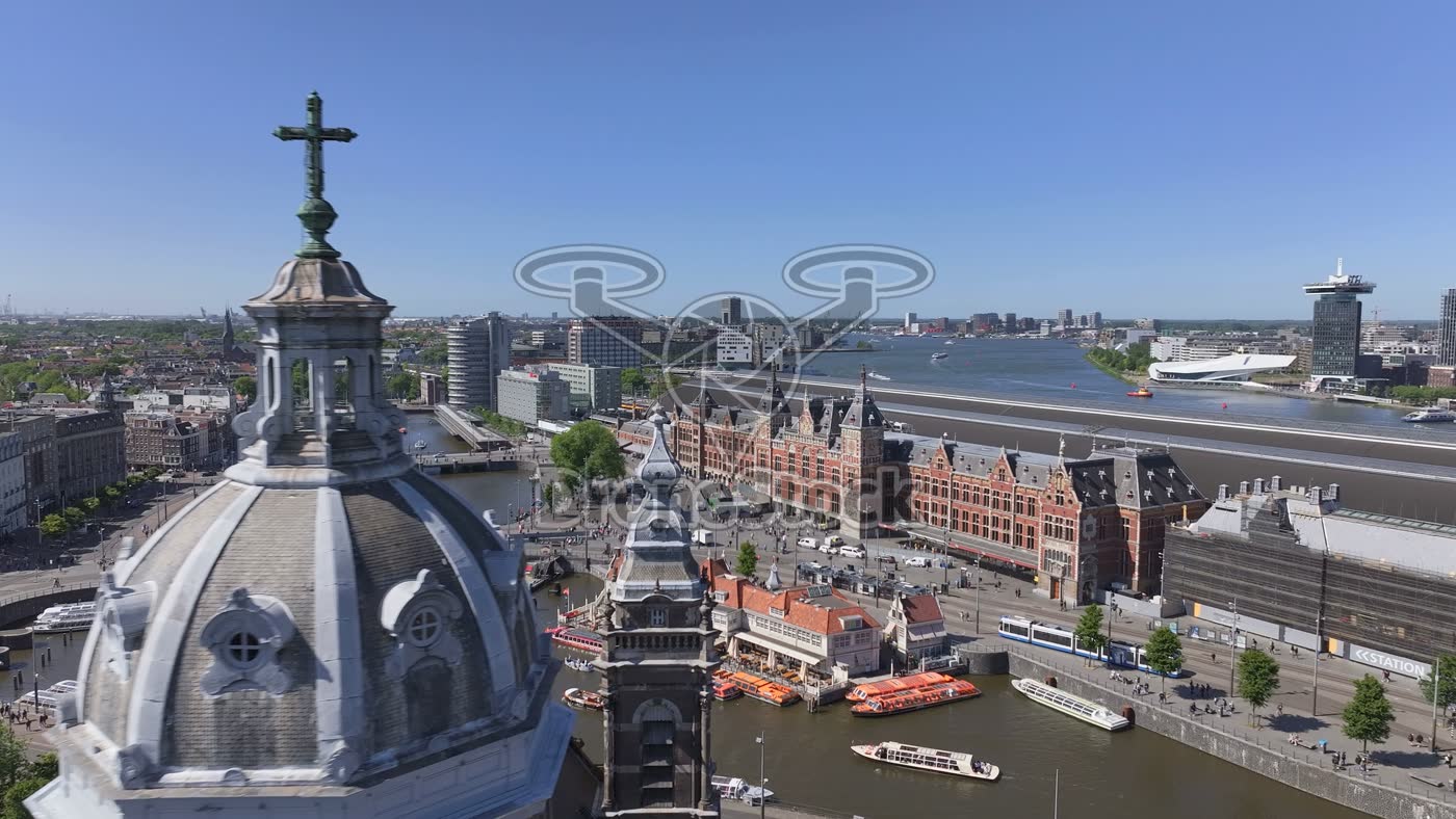 Amsterdam Centraal en Basiliek van de Heilige Nicolaas