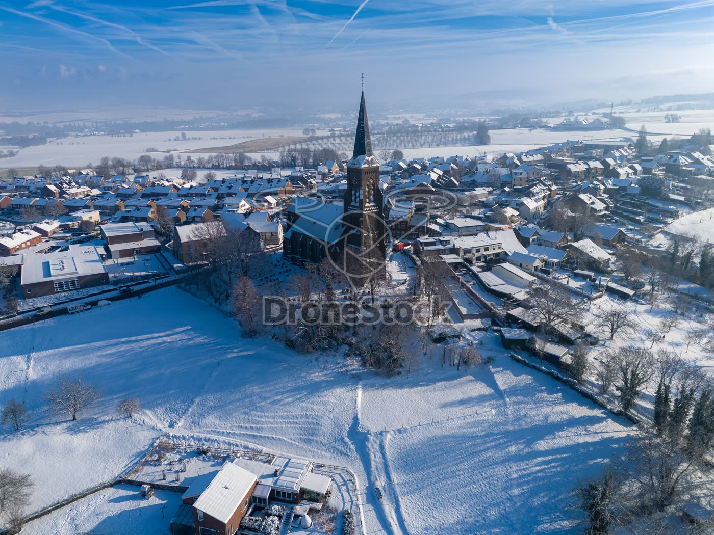 Sint-Martinuskerk en het besneeuwde heuvelland van Vijlen