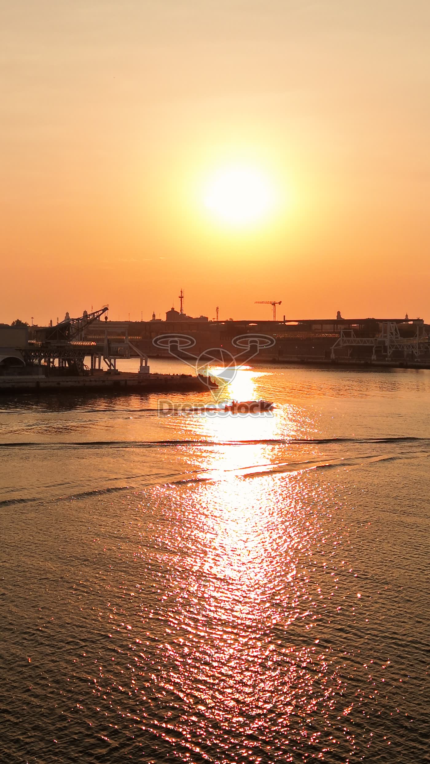 Motorboot bij Santa Marta, Venetië zonsondergang