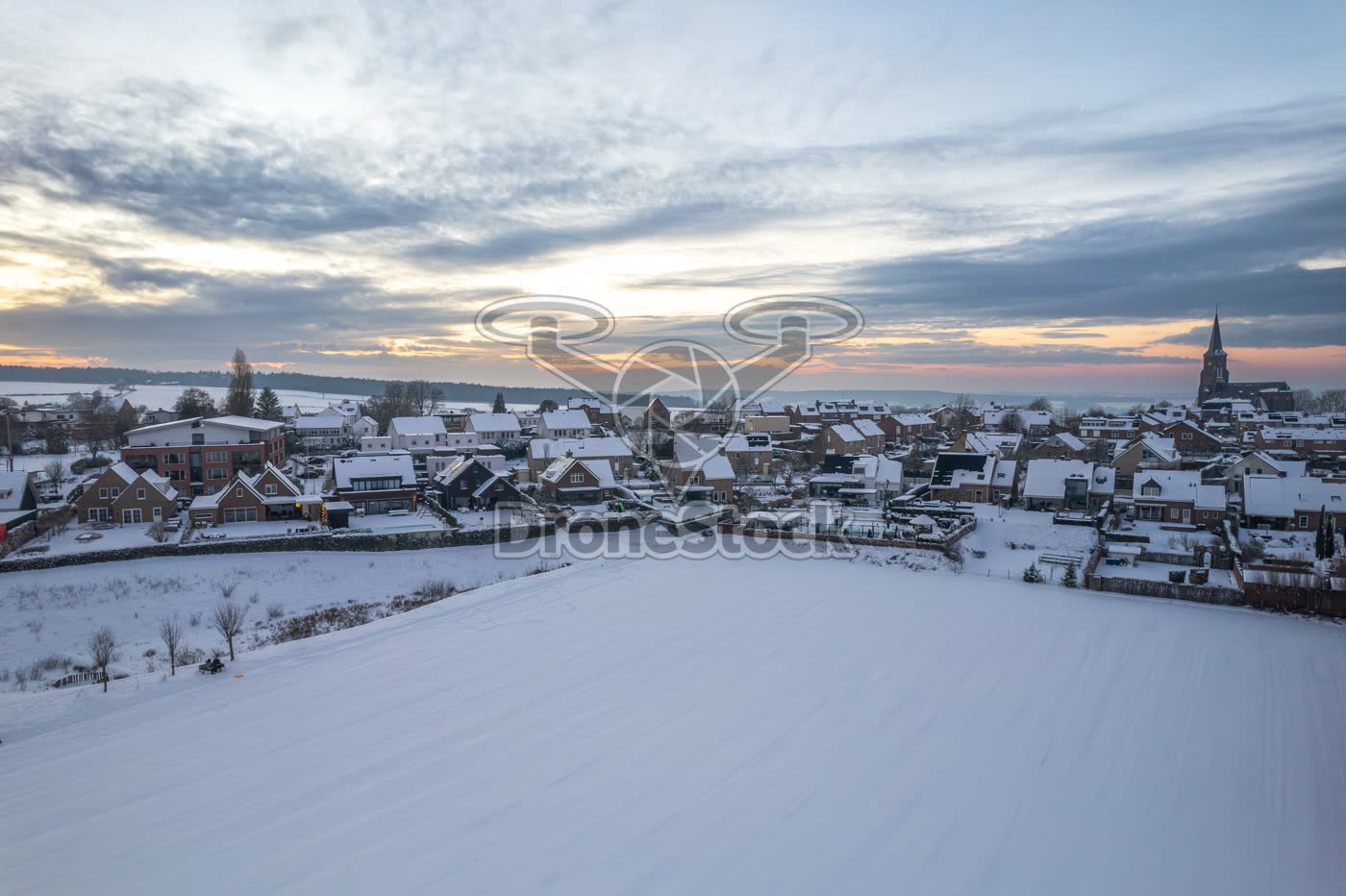 Panoramisch zicht op een besneeuwd dorp in Zuid-Limburg