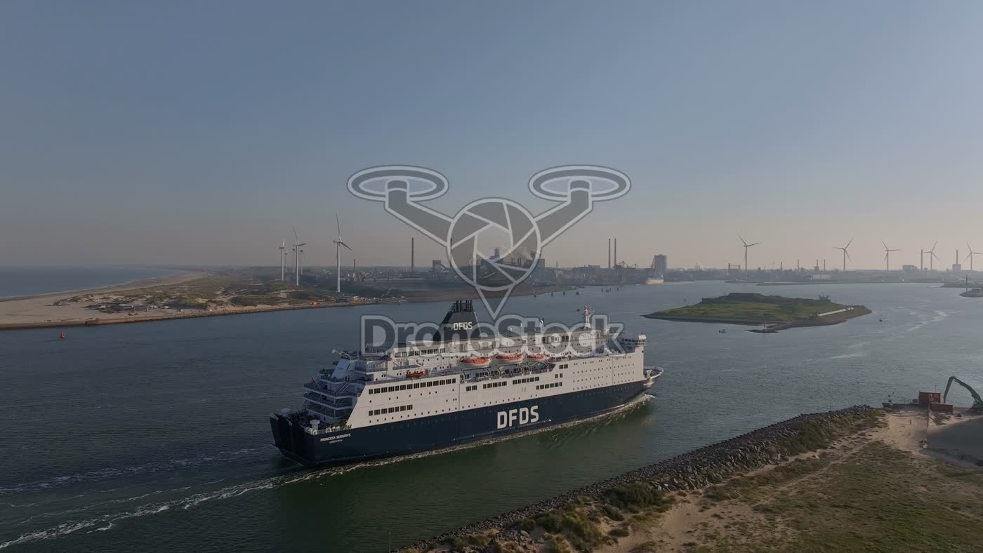 DFDS-ferry op Noordzeekanaal bij IJmuiden 2