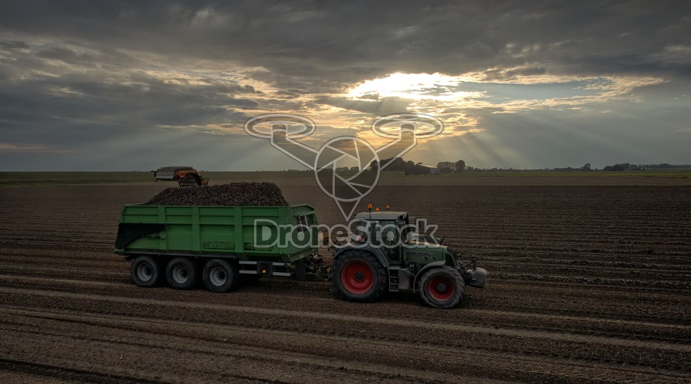 Tractor met aanhanger bij Zuid-Beijerland