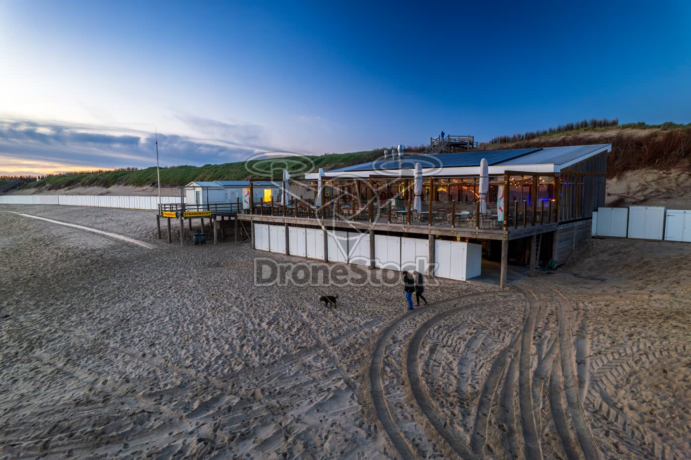 Verlicht strandpaviljoen Bombaai op het strand van Westkapelle
