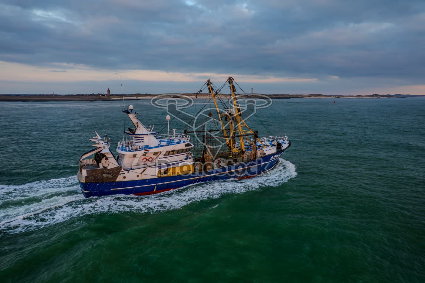 Zeeuwse viskotter ARM-24 voor de kust van Westkapelle