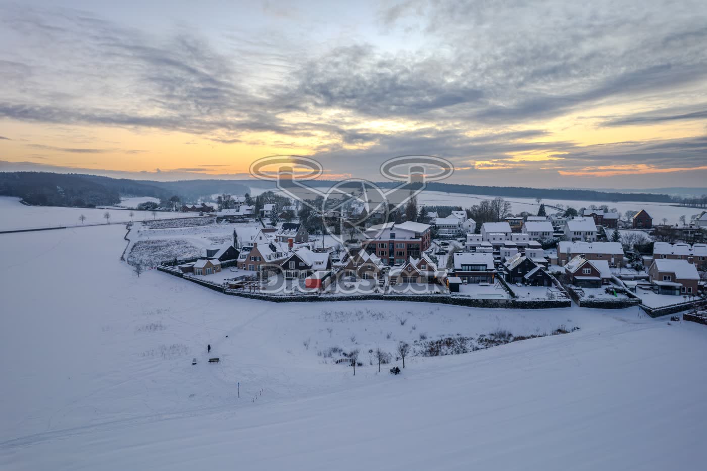 Kleurrijke zonsondergang boven besneeuwd Vijlen in Zuid-Limburg