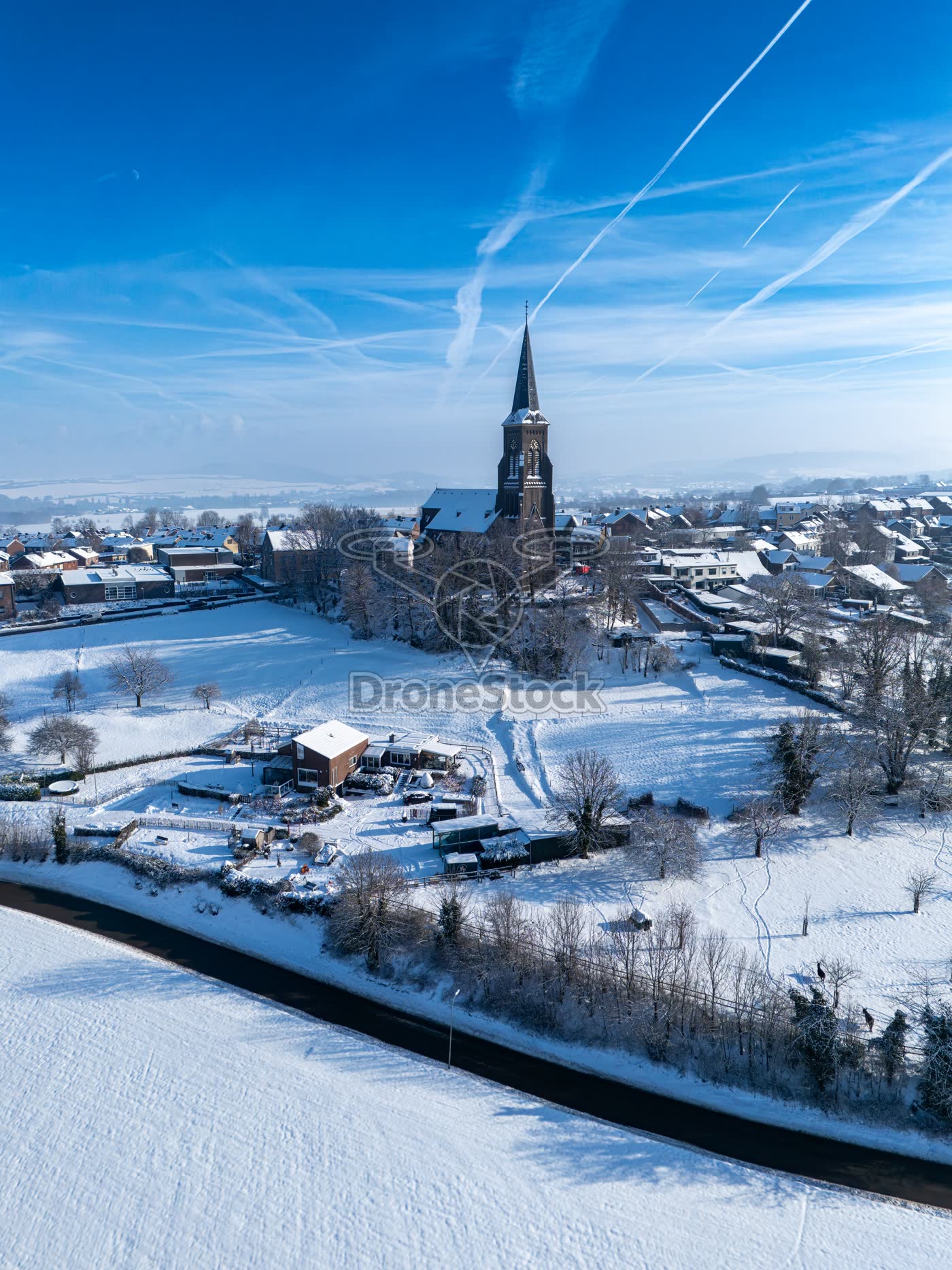 Dorpsgezicht Vijlen met Sint-Martinuskerk en besneeuwd landschap