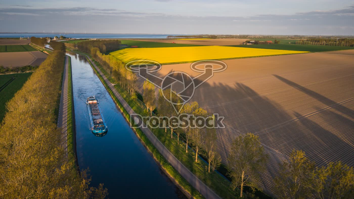 Schip vaart door het kanaal.