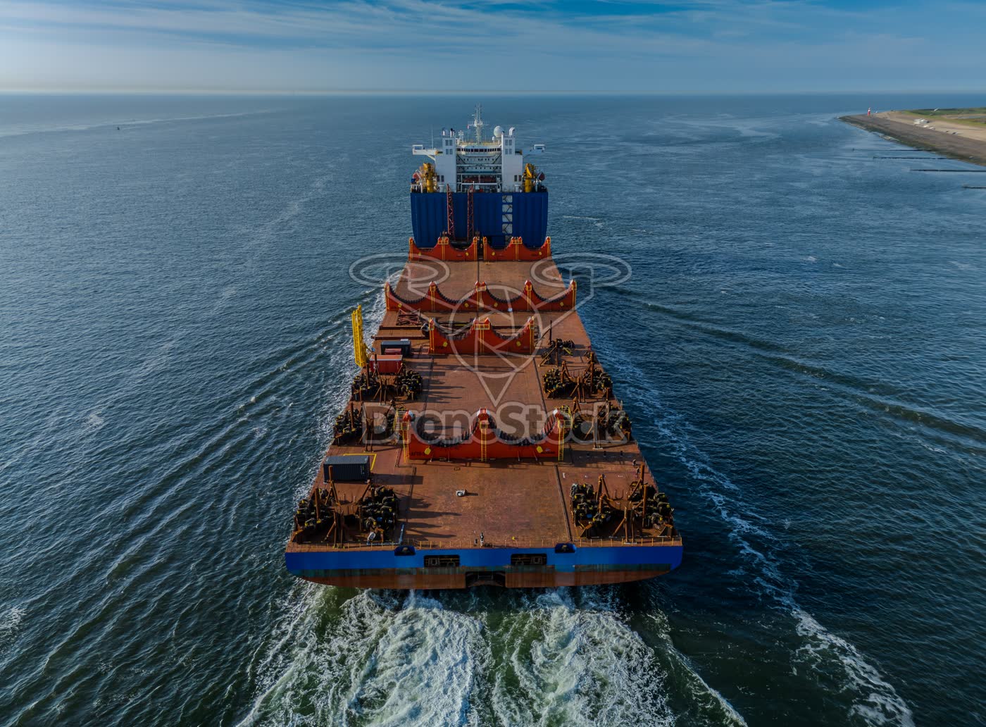 Bovenaanzicht op het laaddek van zwaarliftschip GPO Grace bij Westkapelle