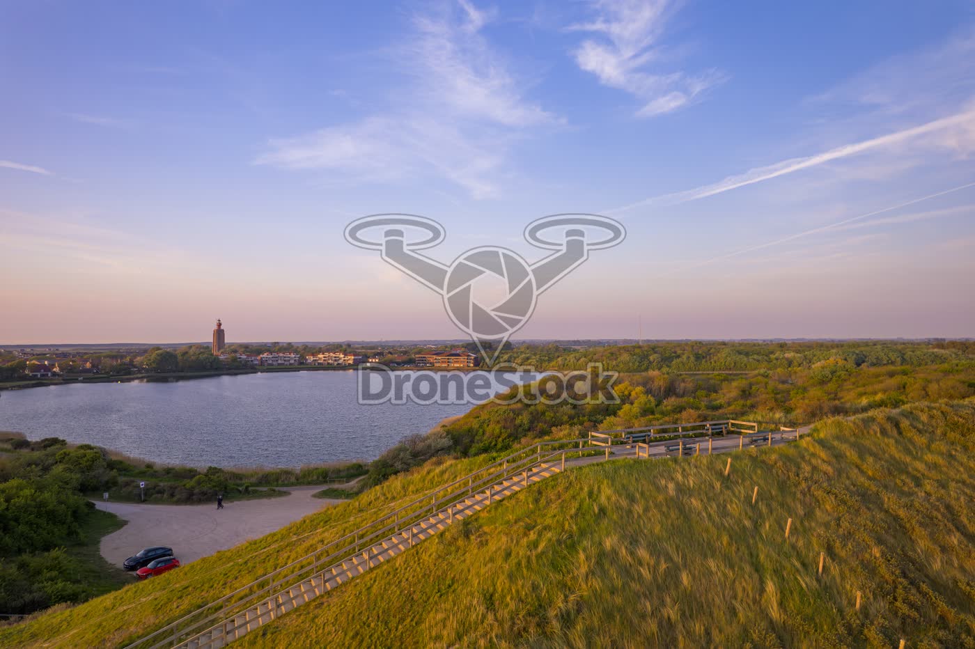 Uitkijkpunt met houten trap in de duinen bij de Westkappelse Kreek
