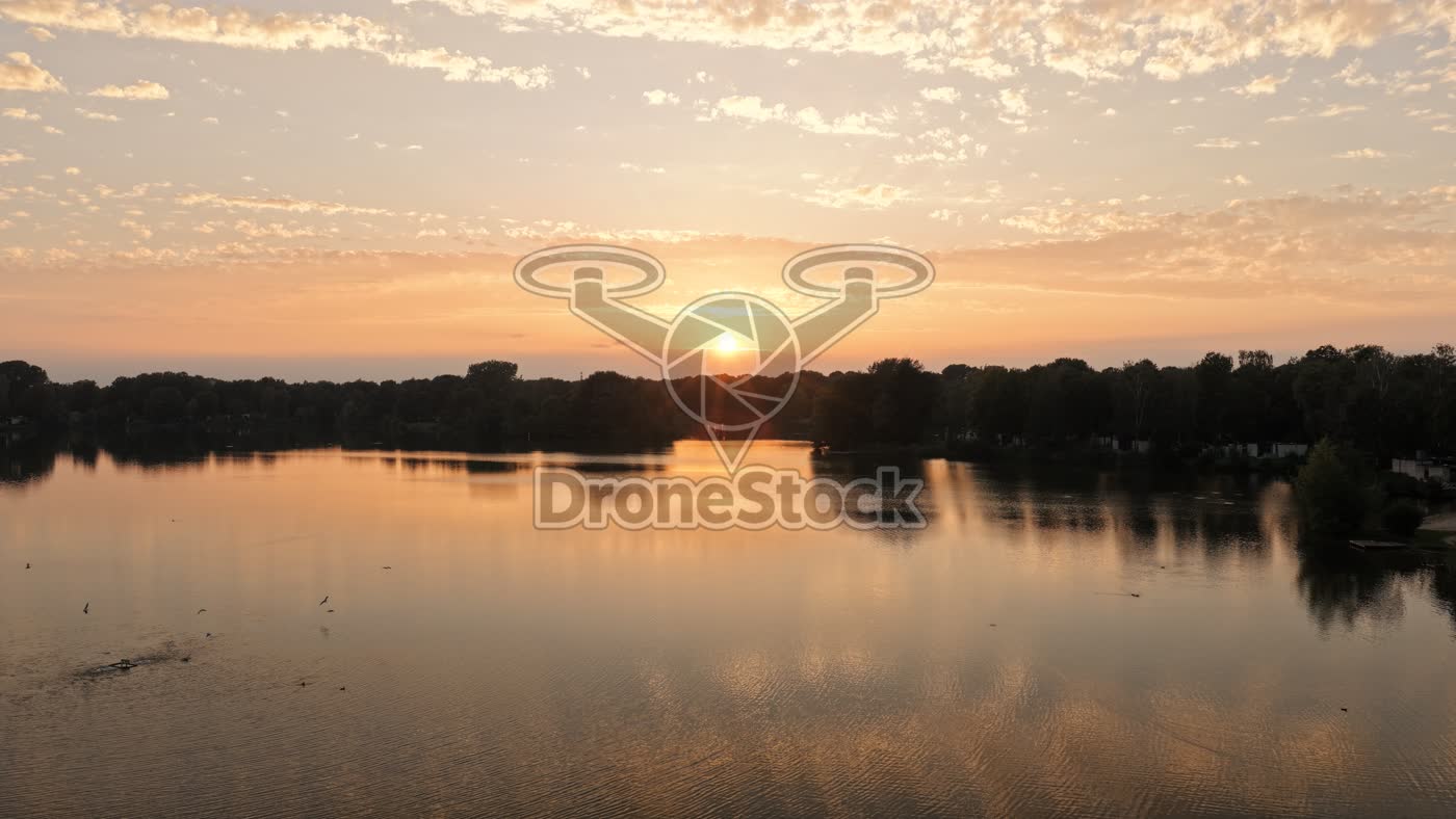 Zonsondergang boven meer bij Dalen