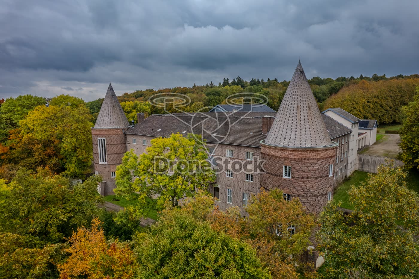 Zijaanzicht Abdij Sint-Benedictusberg Mamelis/Lemiers in het herfstbos
