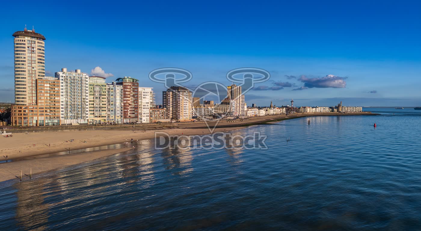 Skyline van Vlissingen met Sardijnentoren tijdens het gouden uur