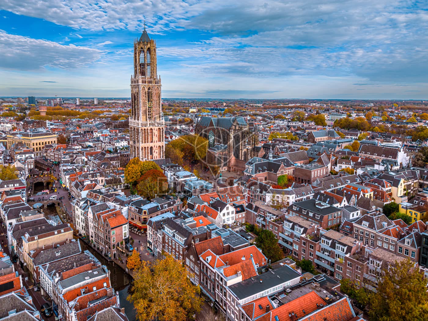 Domtoren boven Utrechtse binnenstad