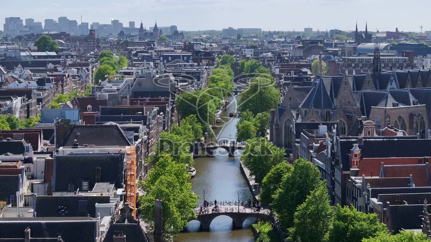Oudezijds Voorburgwal met Oude Kerk 3