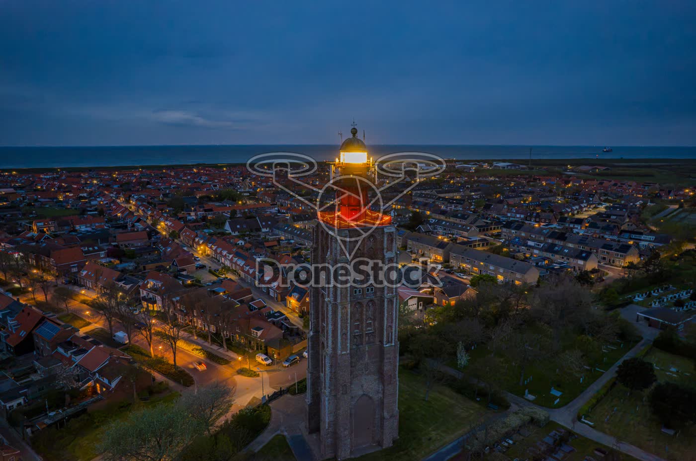 Vuurtoren Het Hoge Licht Westkapelle met verlichte dorpskern