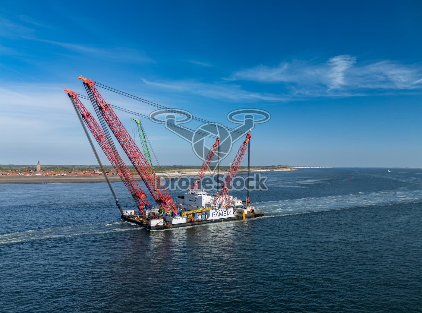 Zwaar hijsschip Rambiz vaart langs de kust van Westkapelle