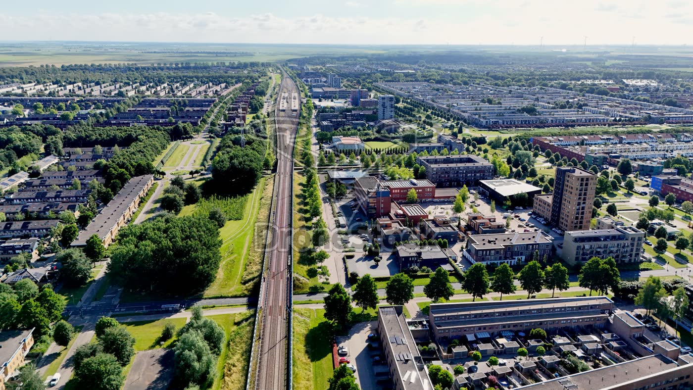 Almere Oostvaarders spoorlijn en station