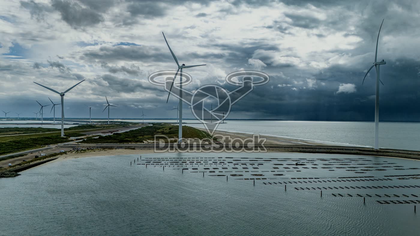 Oosterscheldekering met windmolens