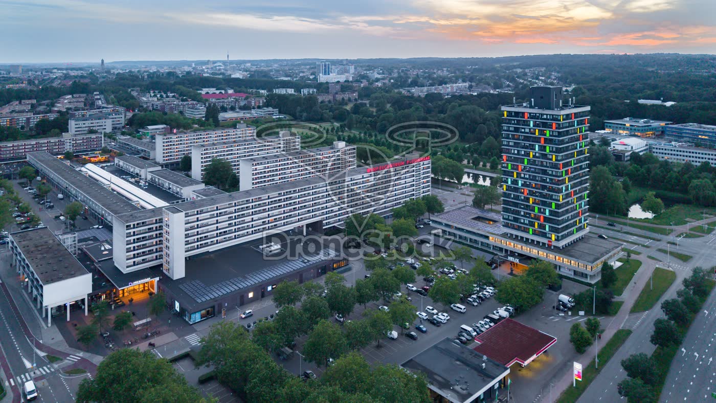 Winkelcentrum Presikhaaf met Helix studentenflat in Arnhem