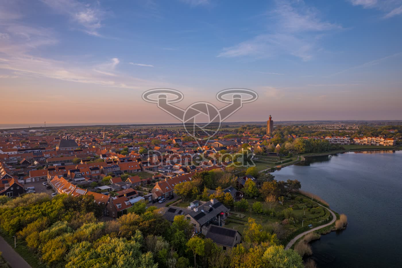 Panorama van het Zeeuwse kustdorp Westkapelle en de kreek