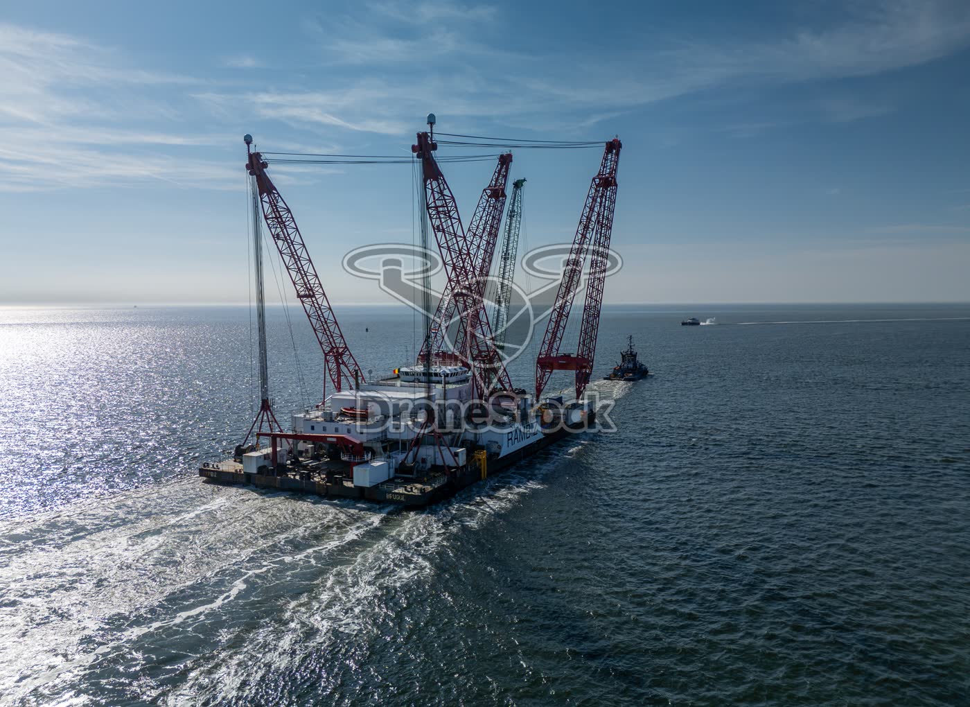 Hefschip Rambiz met schroefspoor op zee bij Westkapelle