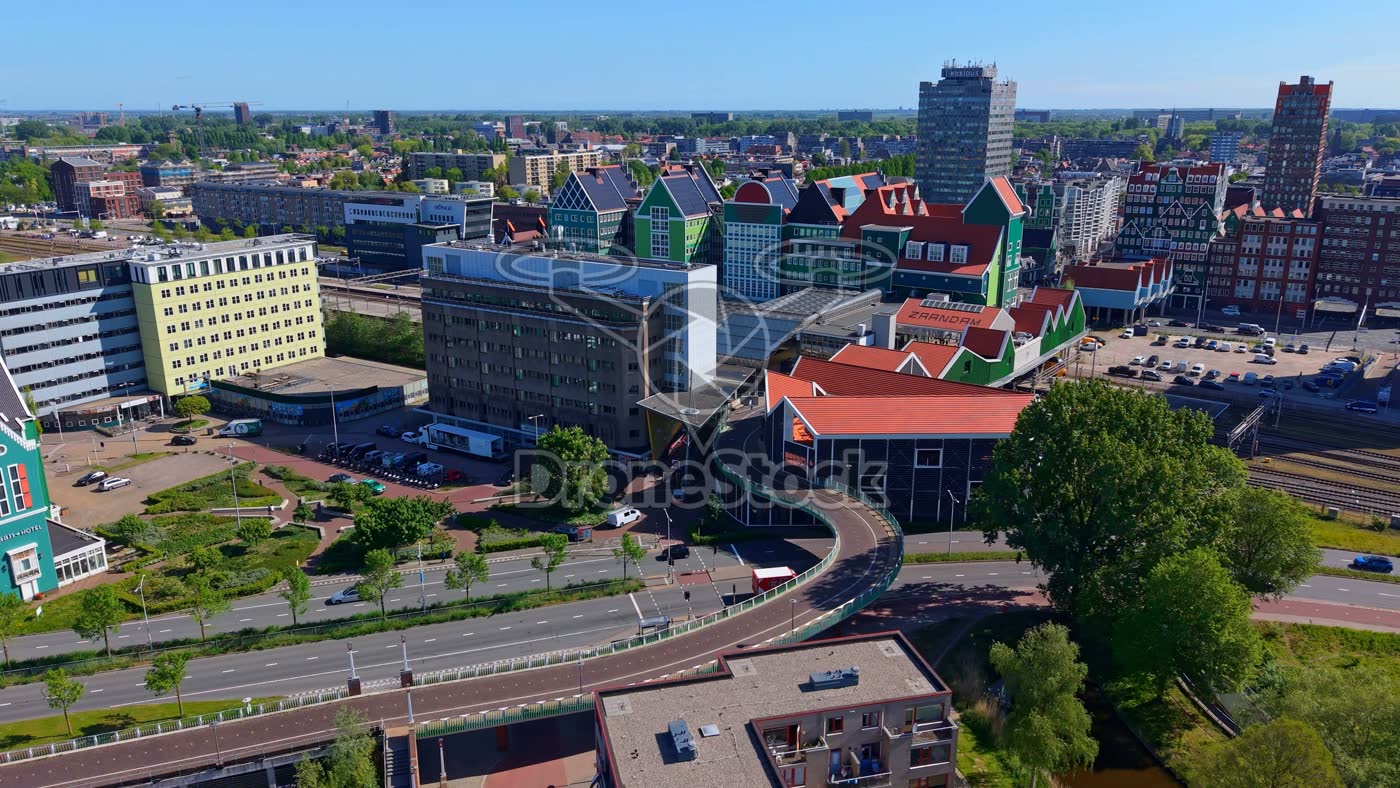 Station Zaandam met Stadhuis Zaanstad en fietsbrug 2