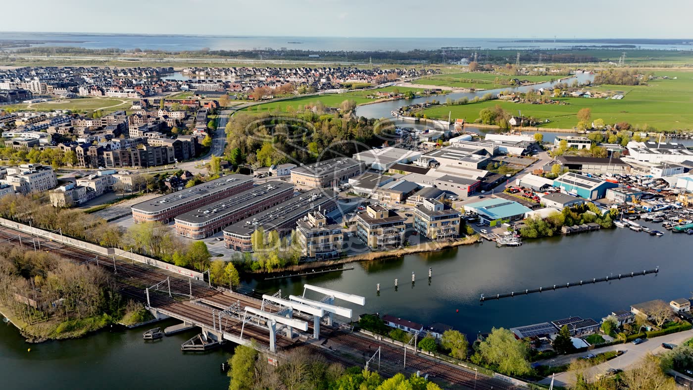 Spoorbrug en jachthaven bij Weesp