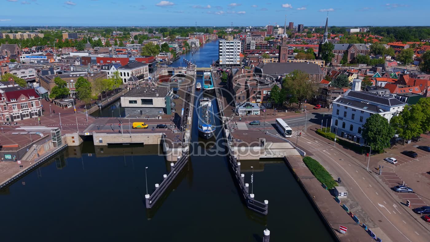 Centrum Zaandam aan de Zaan met Wilhelminabrug en Wilhelminasluis 3