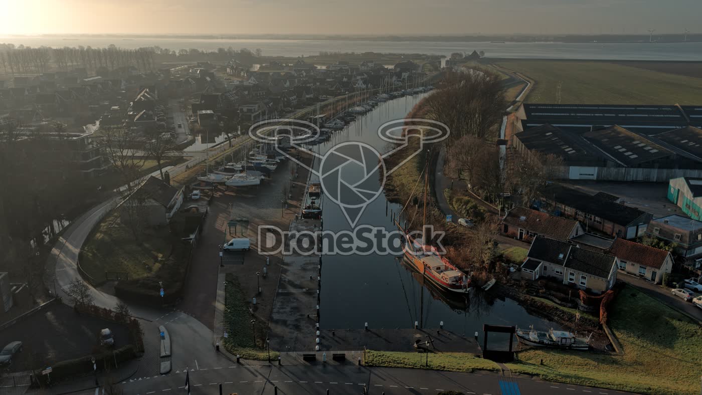 Numansdorp haven met aangemeerde boten