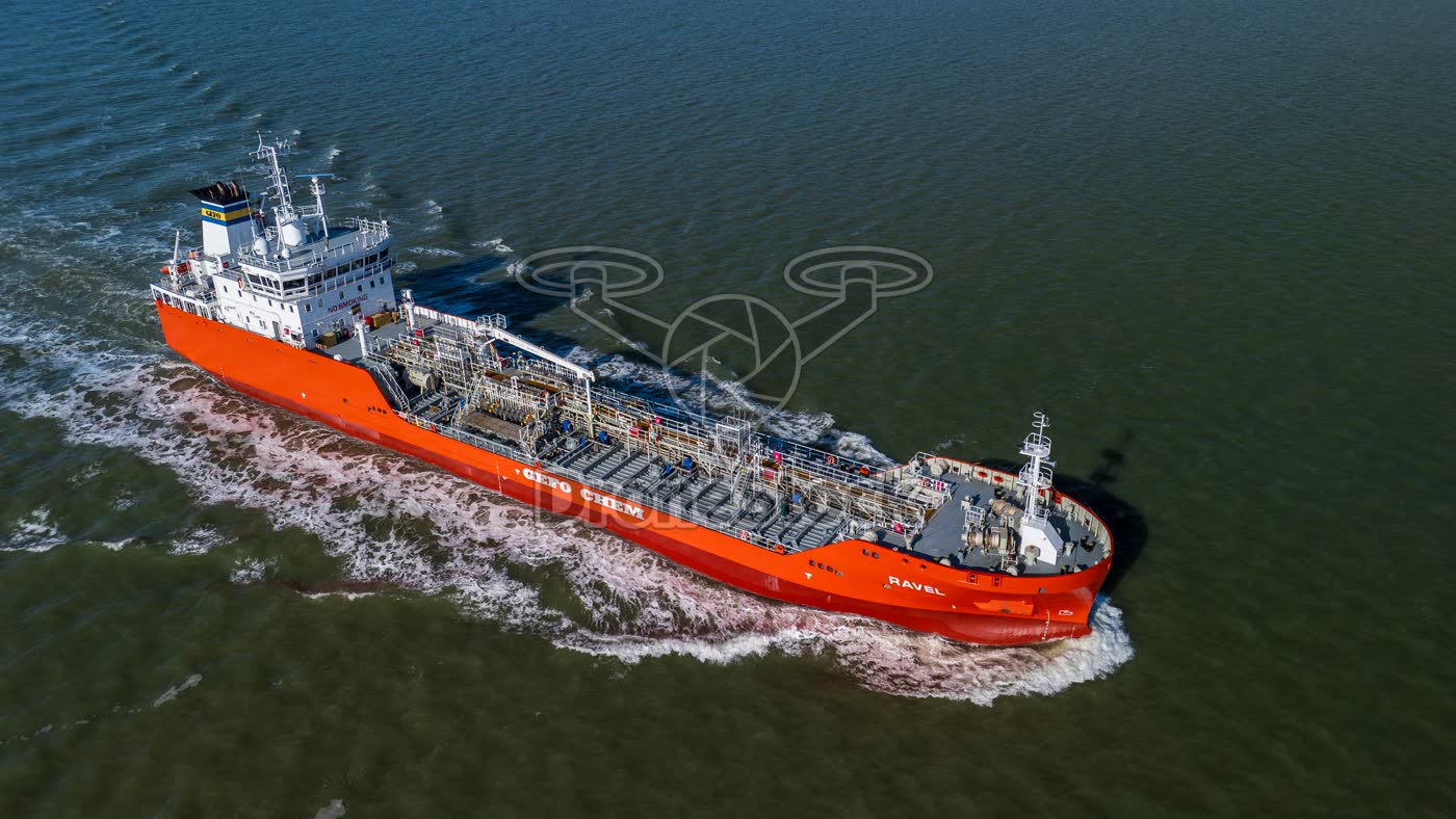 Schuin bovenaanzicht van de oranje tanker Ravel op Westerschelde
