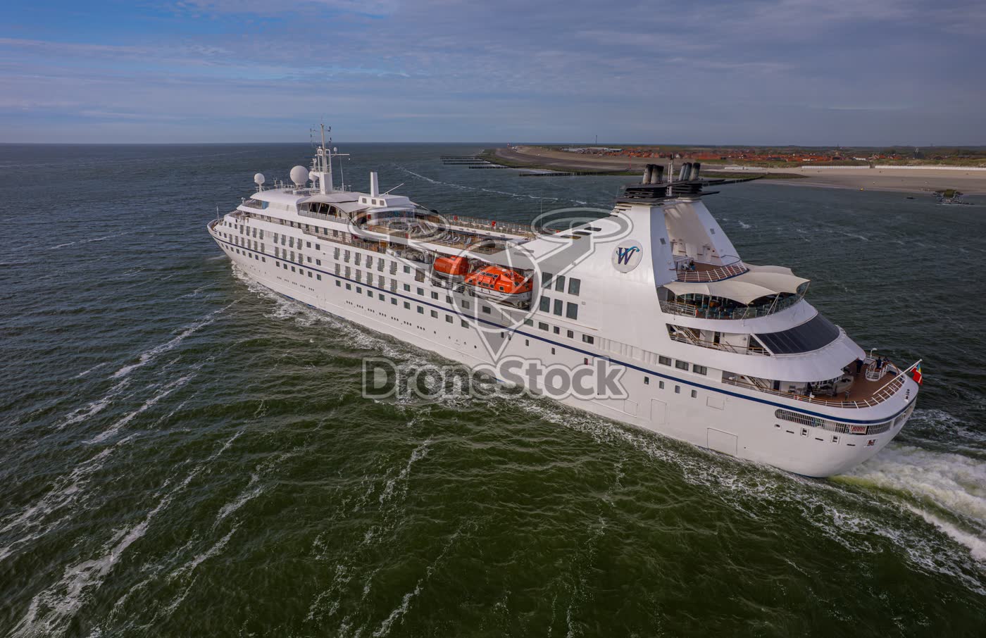 Cruiseschip Star Pride bij kust van Westkapelle