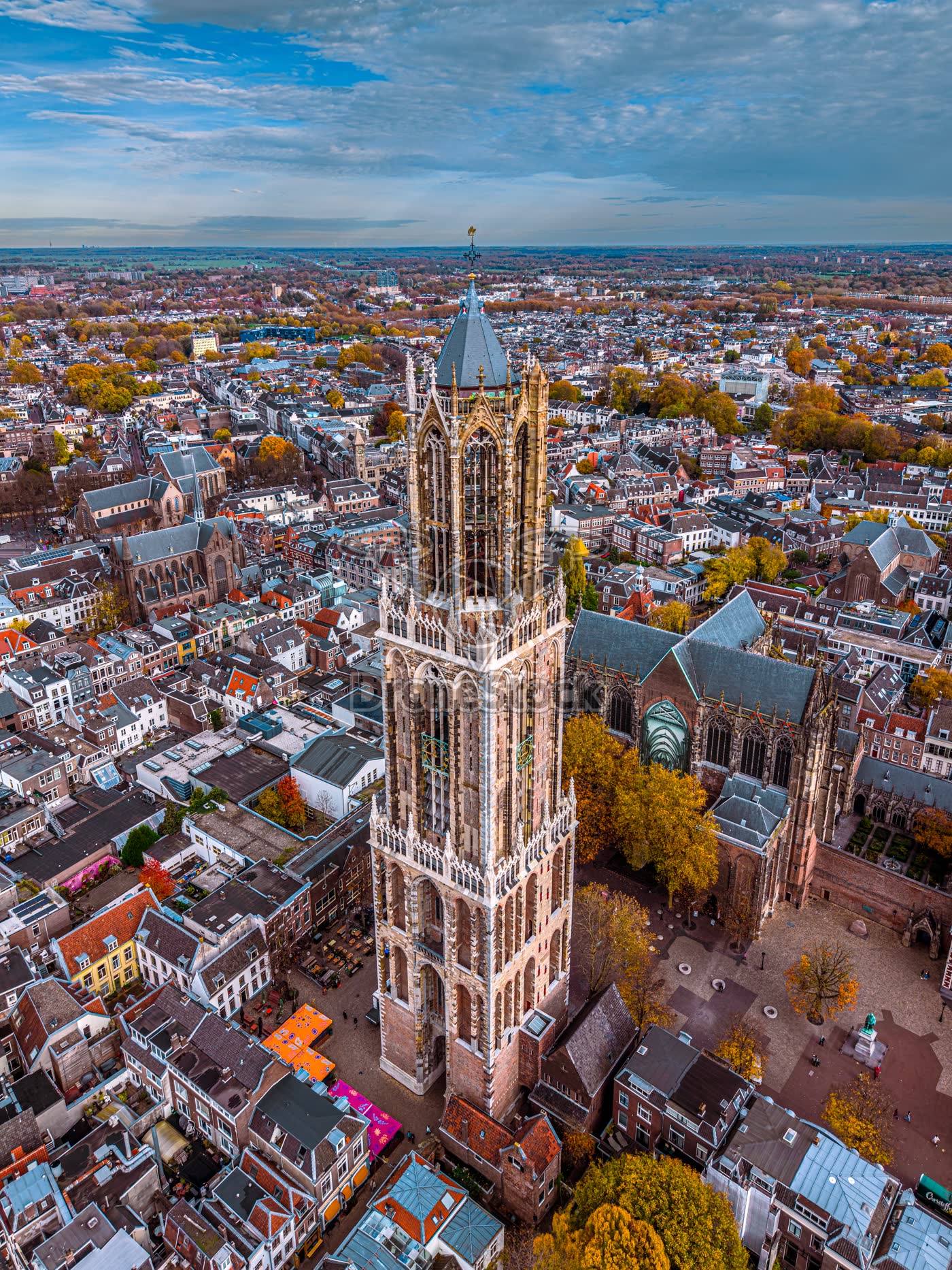 Domtoren hoog boven Utrecht