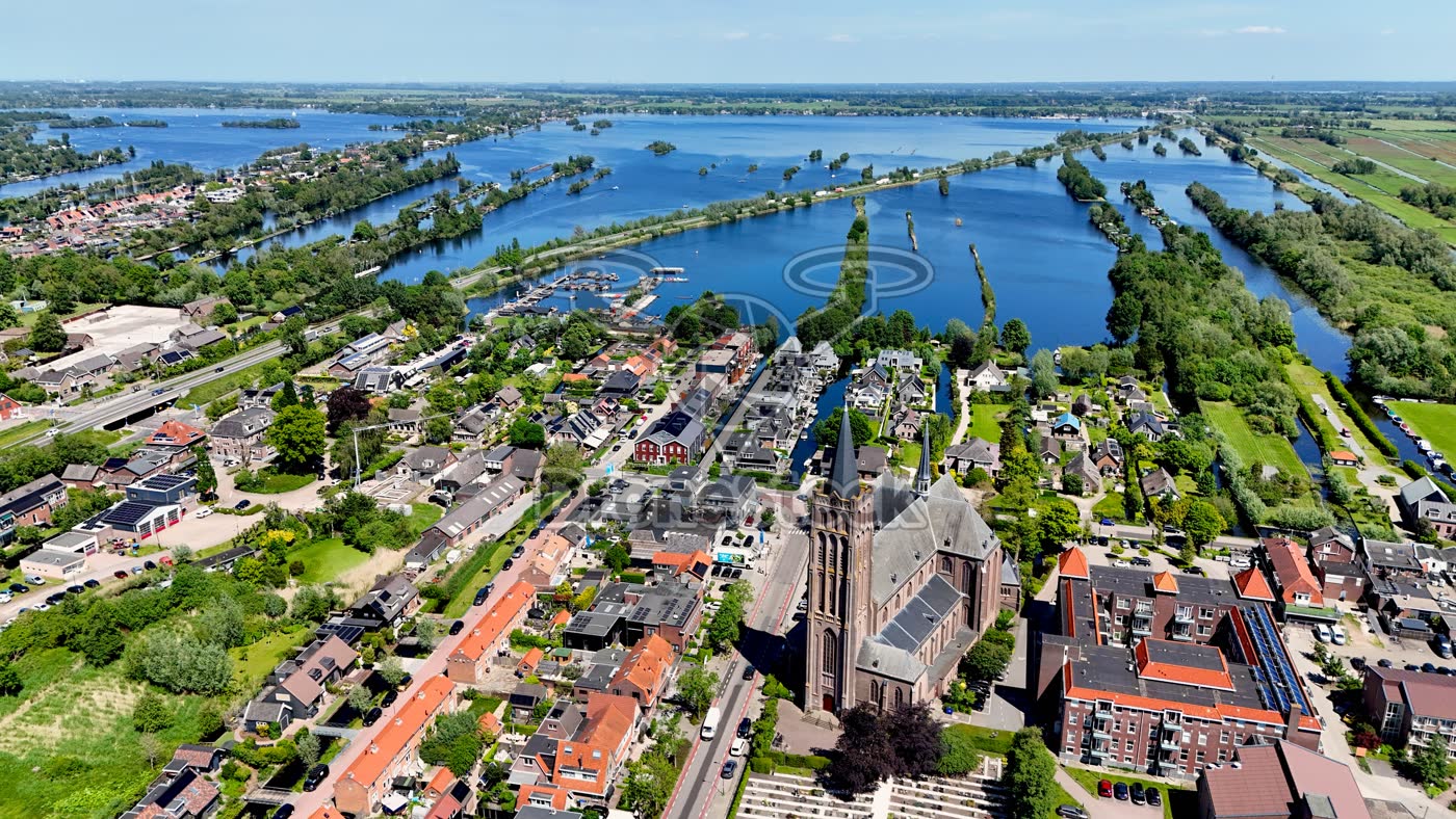 Vinkeveen met kerk en plassen