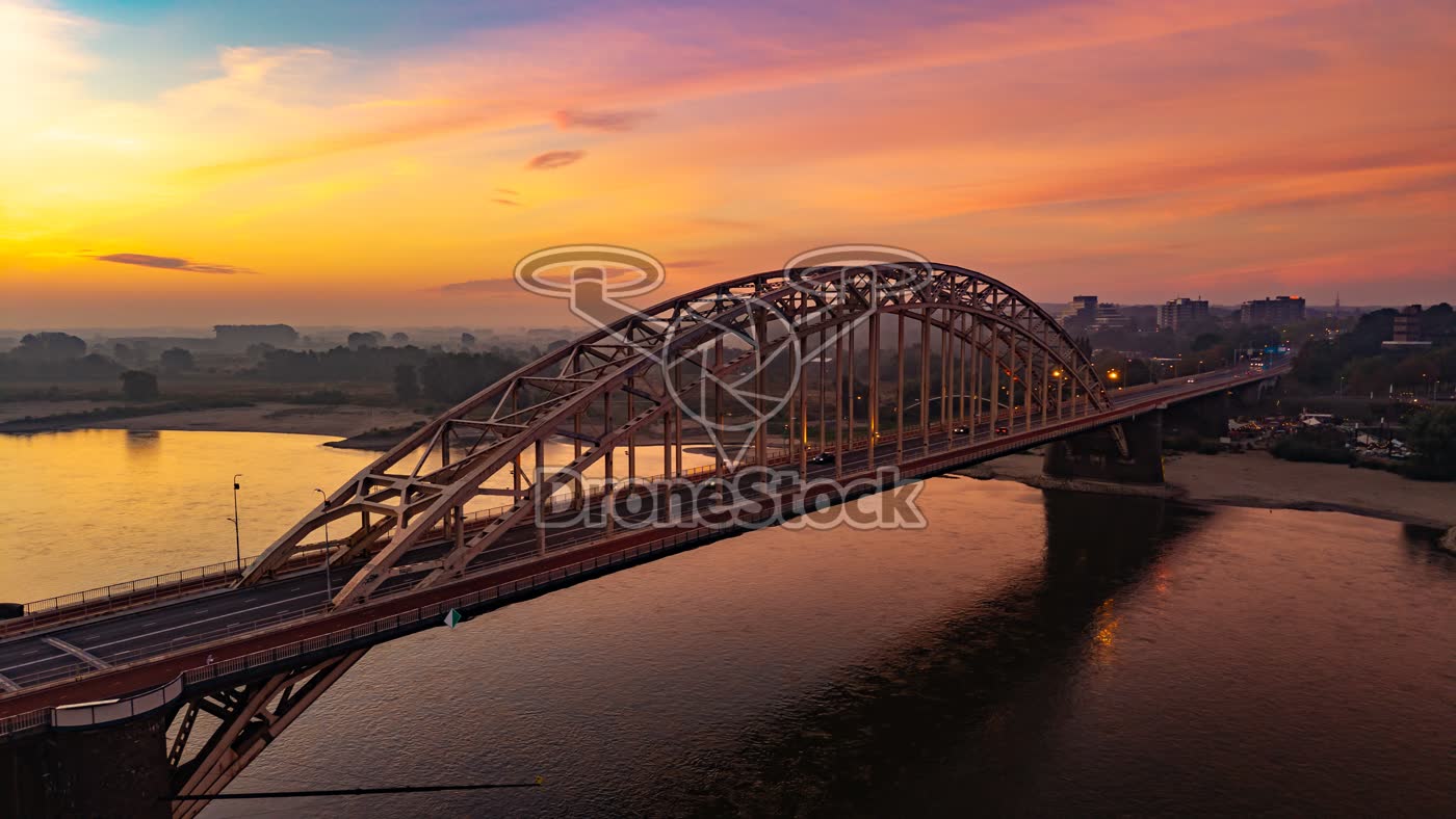 Waalbrug bij zonsopgang