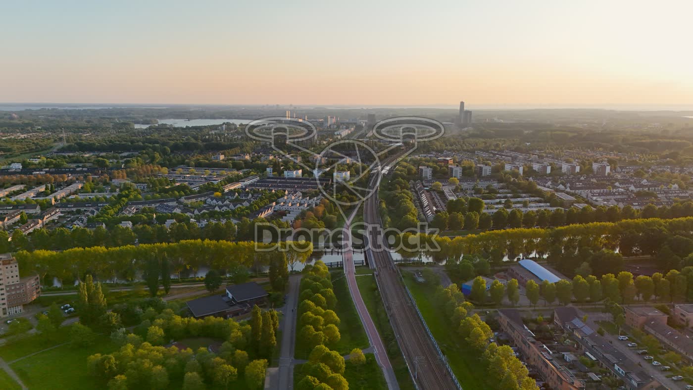 Woonwijk en spoor bij Almere