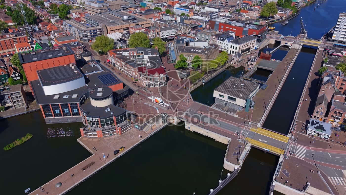 Wilhelminasluis en Zaantheater in centrum Zaandam 3