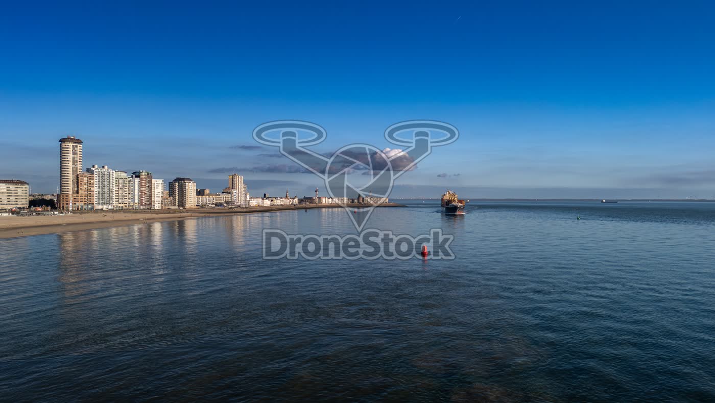 Panoramisch zicht op de boulevard van Vlissingen en een naderend containerschip