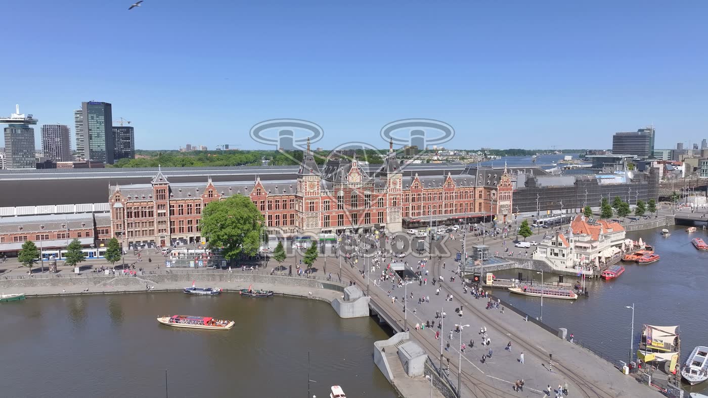 Amsterdam Centraal aan het Open Havenfront 8